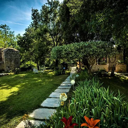 La Magnanerie D'hotes ,le Jardin Secret Guest house