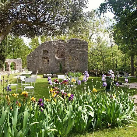 La Magnanerie D'hôtes ,le Jardin Secret Maison d'hôtes *