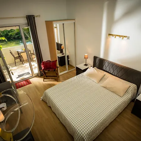 La Magnanerie D'hotes ,le Jardin Secret Guest house Sauve